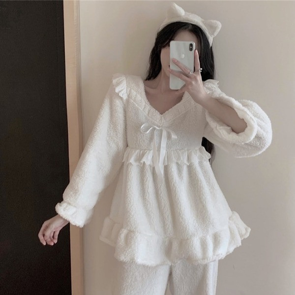 Дамска стилна пижама в бял цвят с шпиц деколте 