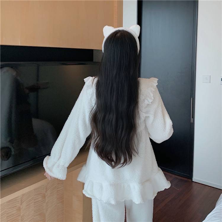 Дамска стилна пижама в бял цвят с шпиц деколте 