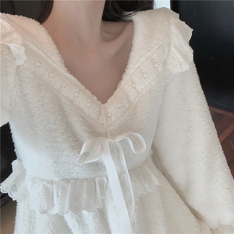 Дамска стилна пижама в бял цвят с шпиц деколте 