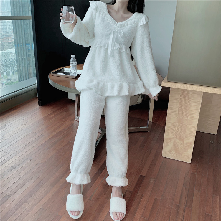 Дамска стилна пижама в бял цвят с шпиц деколте 