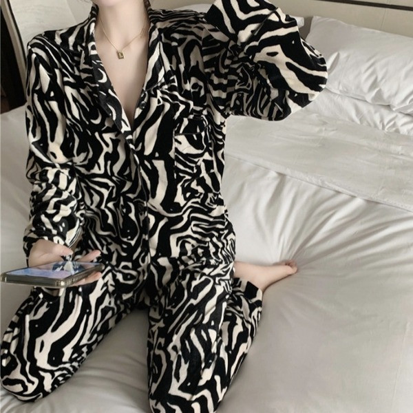 Стилна дамска пижама с шарка и шпиц деколте