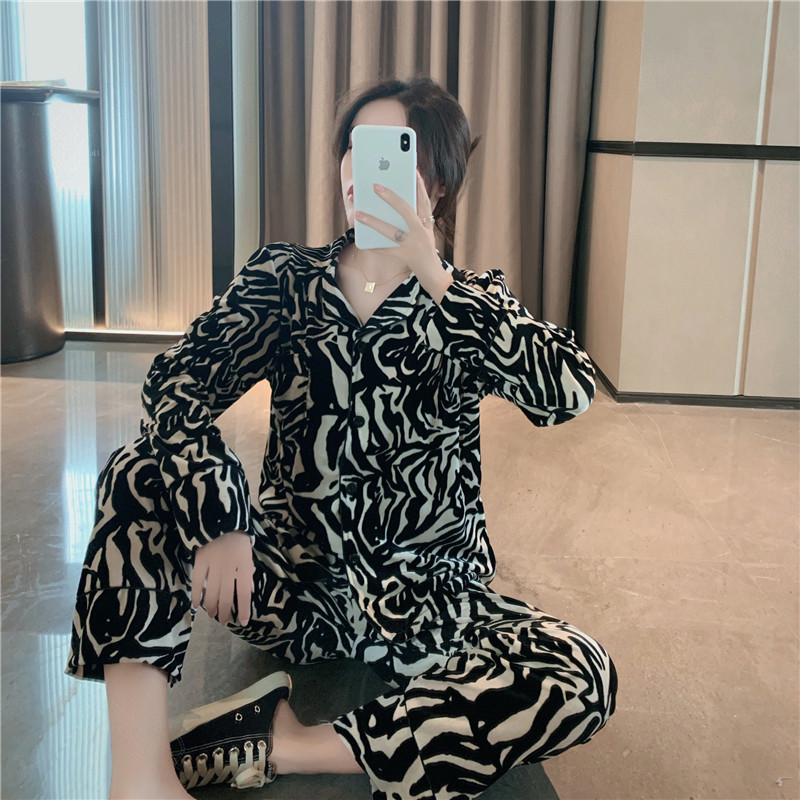 Стилна дамска пижама с шарка и шпиц деколте