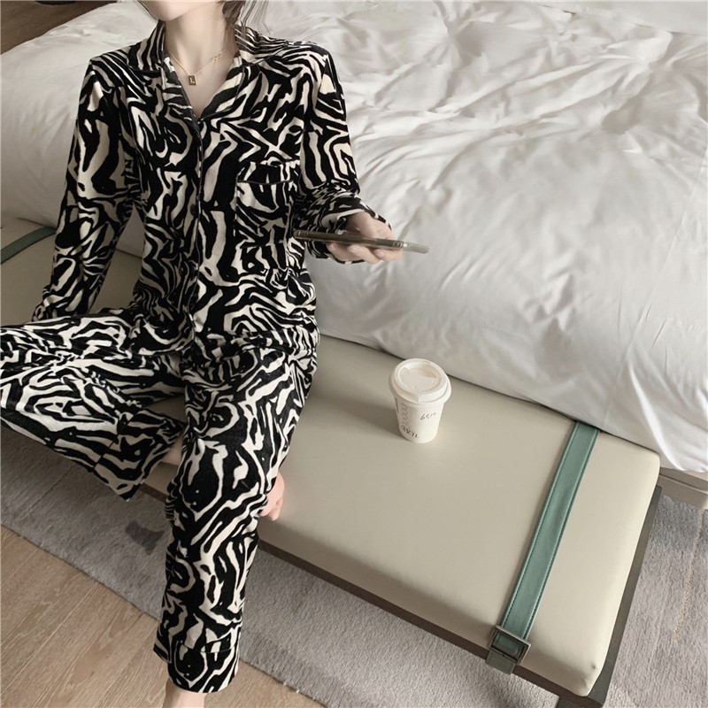 Стилна дамска пижама с шарка и шпиц деколте