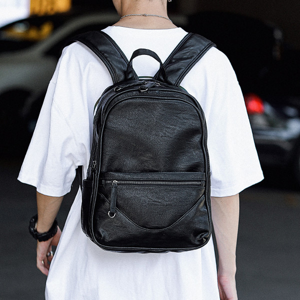 Мъжка кожена раница с черен цвят и преден джоб с цип