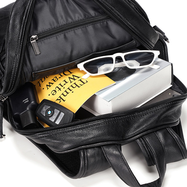 Мъжка кожена раница с черен цвят и преден джоб с цип