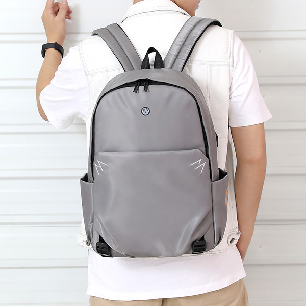 Ежедневна раница подходяща за мъже и жени с цип 