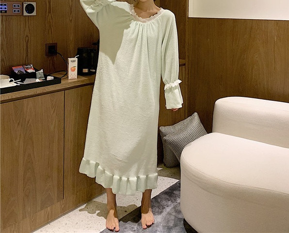 Дамска дълга нощница широк модел