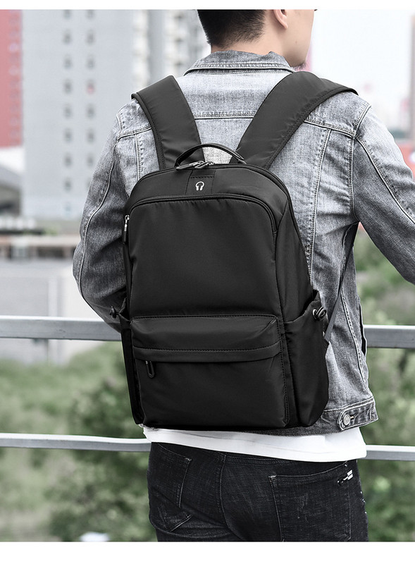 Изчистен модел мъжка раница подходяща за лаптоп