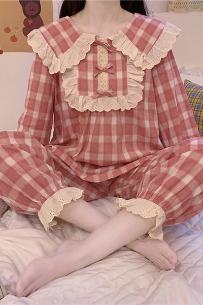 Дамска актуална карирана пижама с овално деколте