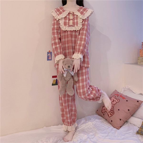 Дамска актуална карирана пижама с овално деколте