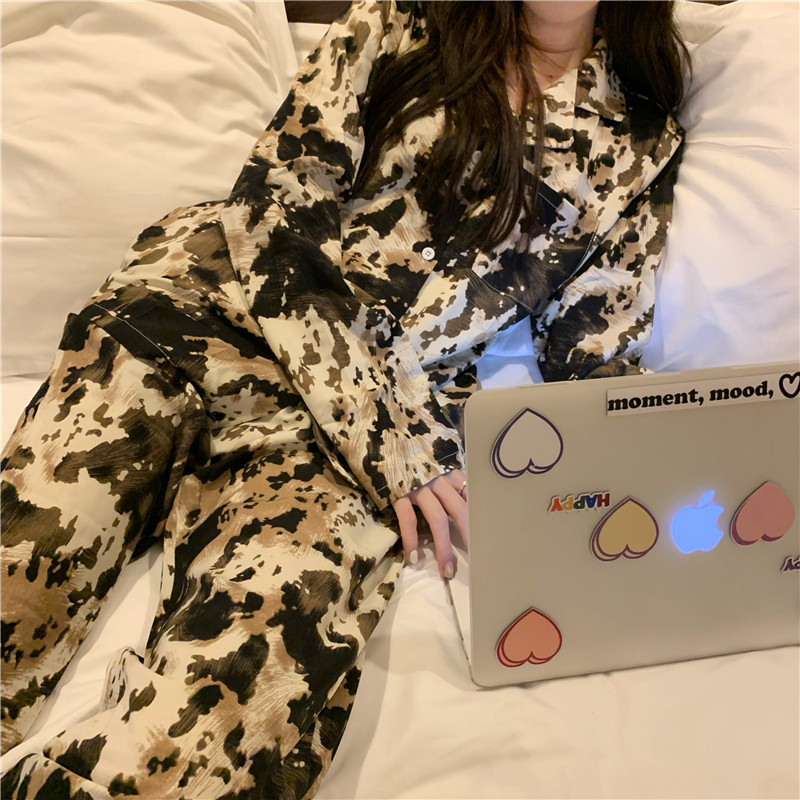 Стилна дамска пижама с шарка и V-обрадно деколте