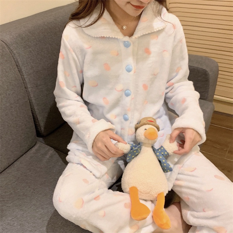 Дамска актуална пижама от дълъг панталон и блуза с копчета