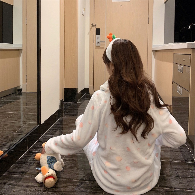 Дамска актуална пижама от дълъг панталон и блуза с копчета