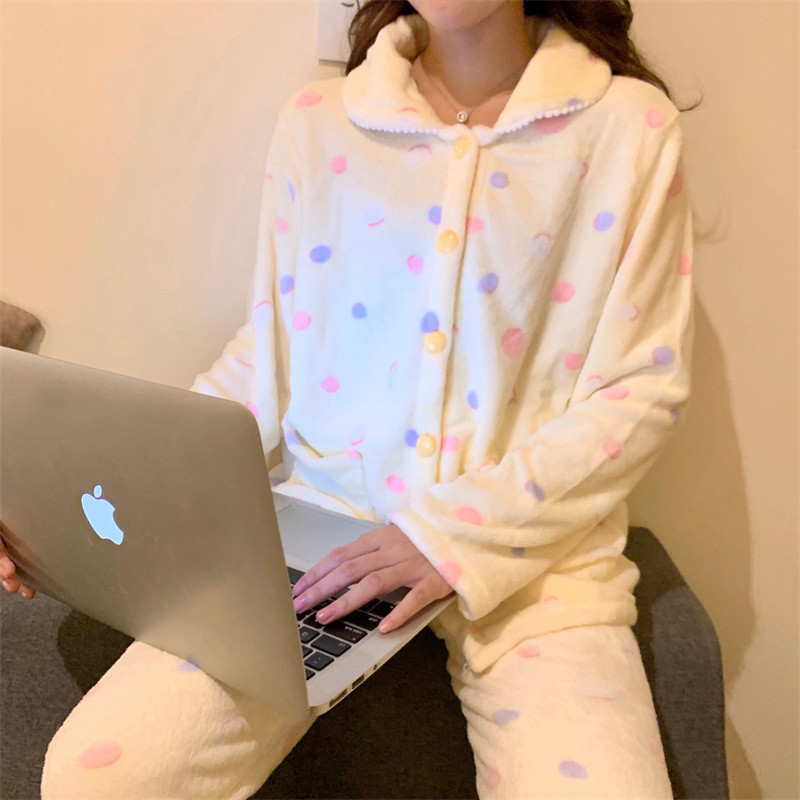 Дамска актуална пижама от дълъг панталон и блуза с копчета