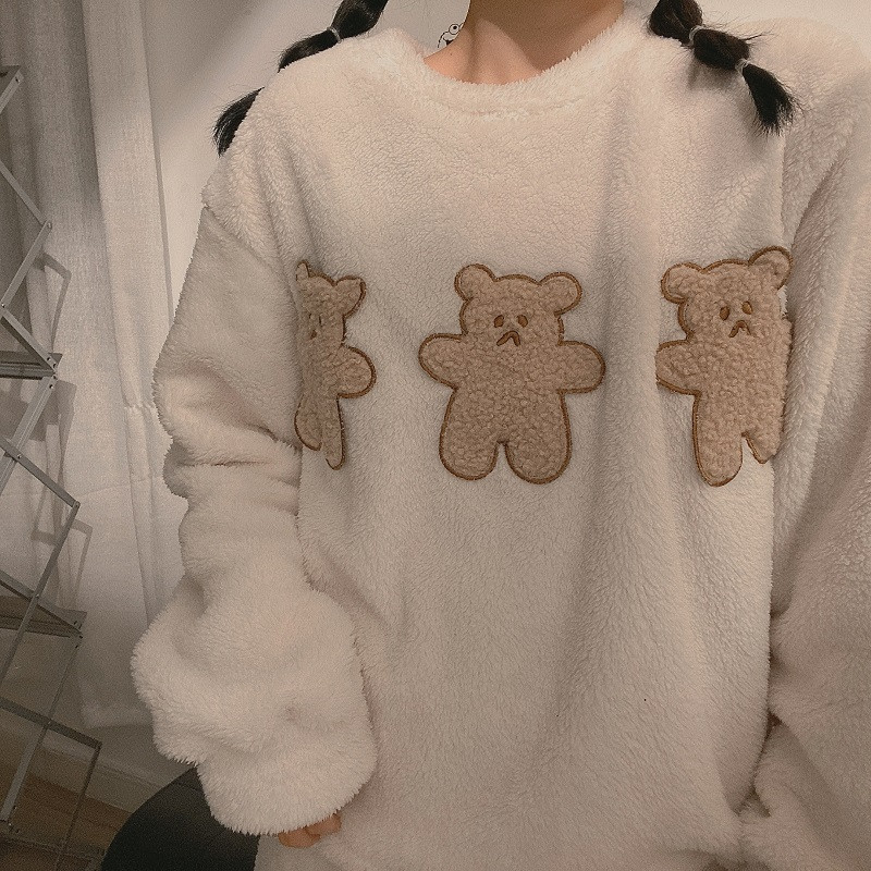 Дамска пижама изчистен модел с апликация и овално деколте