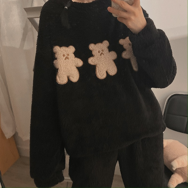 Дамска пижама изчистен модел с апликация и овално деколте