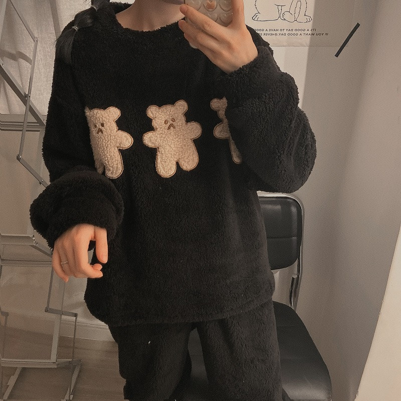 Дамска пижама изчистен модел с апликация и овално деколте