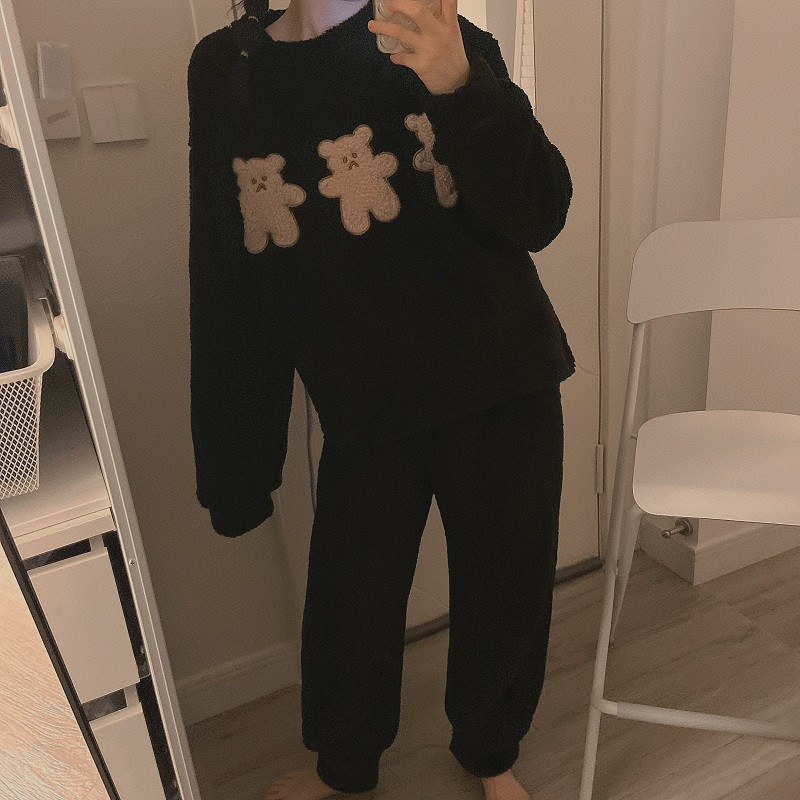 Дамска пижама изчистен модел с апликация и овално деколте