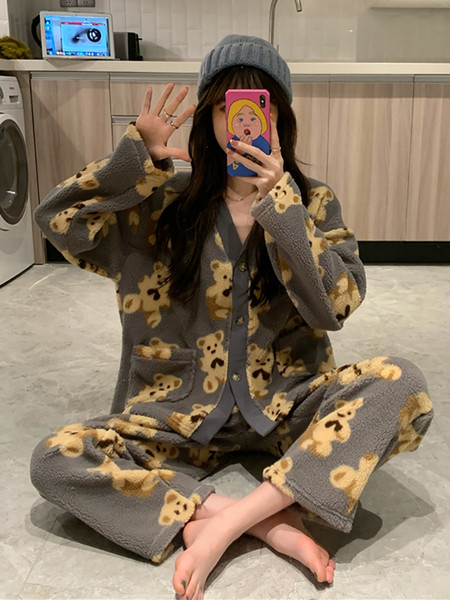 Модерна дамска пижама с копчета и джобове