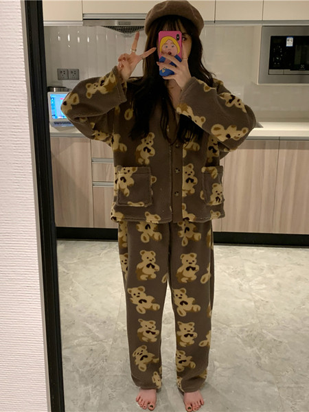 Модерна дамска пижама с копчета и джобове