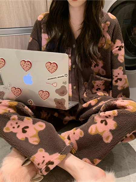 Модерна дамска пижама с копчета и джобове