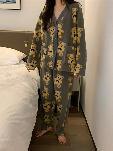 Модерна дамска пижама с копчета и джобове