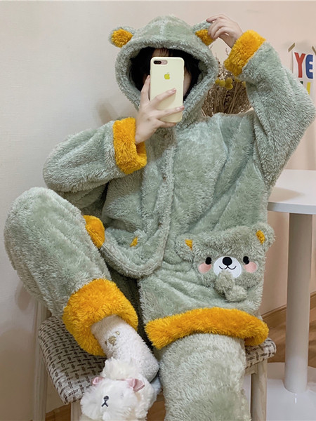 Дамска пижама широк модел с качулка и джобове