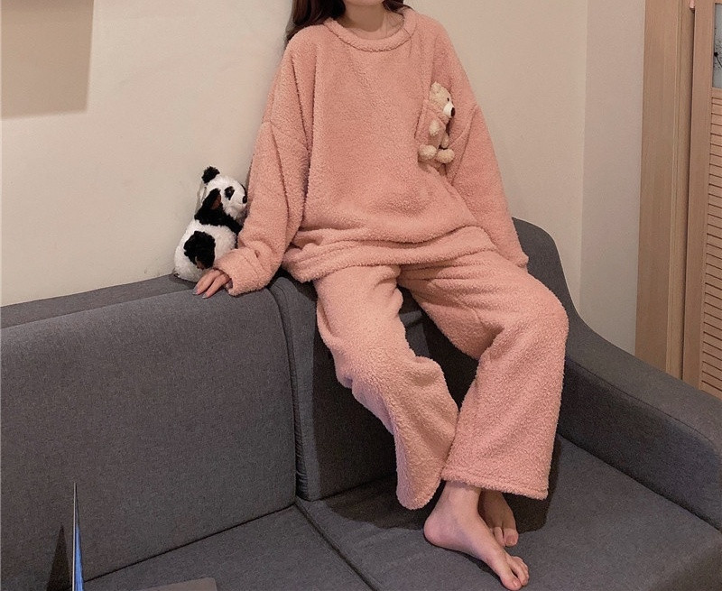 Дамска модерна пижама с овално деколте широк модел