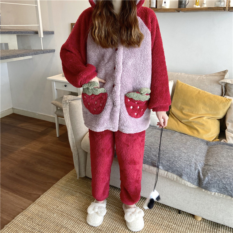 Pijamale largi de dama actuale cu gluga si buzunare