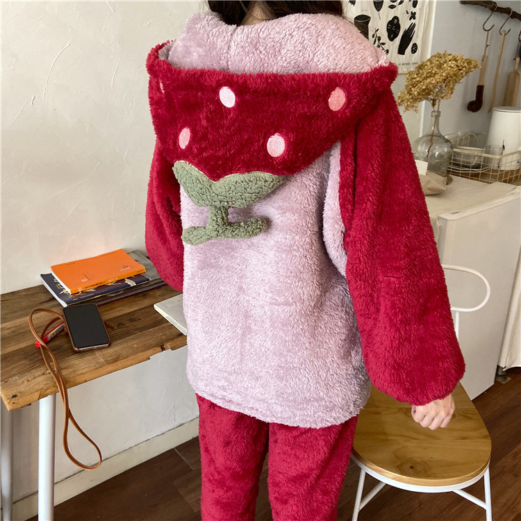 Pijamale largi de dama actuale cu gluga si buzunare