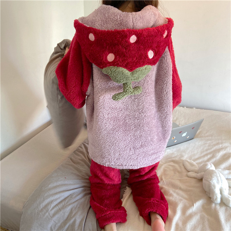 Pijamale largi de dama actuale cu gluga si buzunare