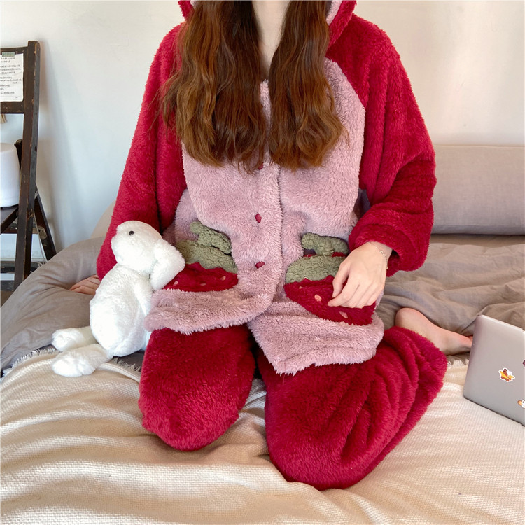 Pijamale largi de dama actuale cu gluga si buzunare