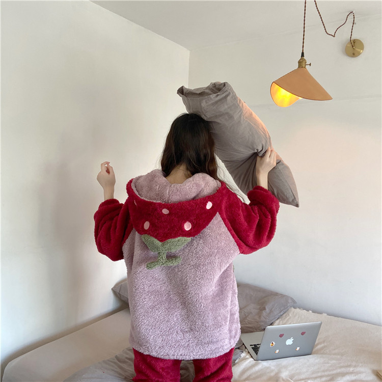 Pijamale largi de dama actuale cu gluga si buzunare