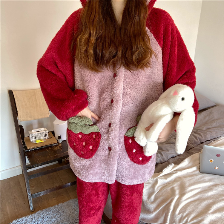 Pijamale largi de dama actuale cu gluga si buzunare