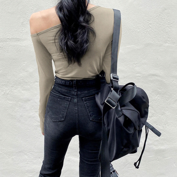 Body modern de damă cu umăr gol și mâneci lungi