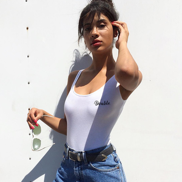 Corpul zilnic al femeii cu o inscripție