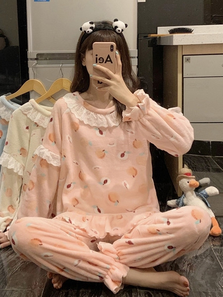 Pijamale de dama cu dantela si decolteu oval