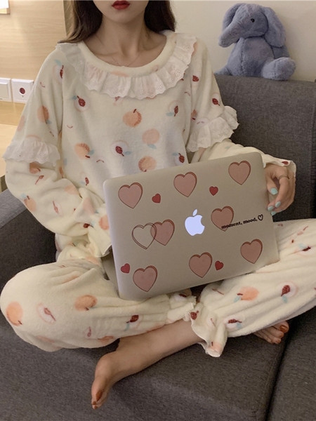 Pijamale de dama cu dantela si decolteu oval