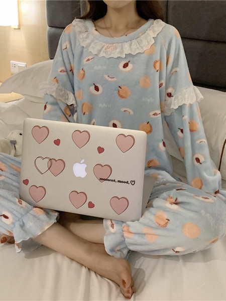 Pijamale de dama cu dantela si decolteu oval