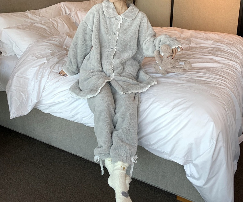 Pijamale de dama din pantaloni lungi si o bluza cu nasturi