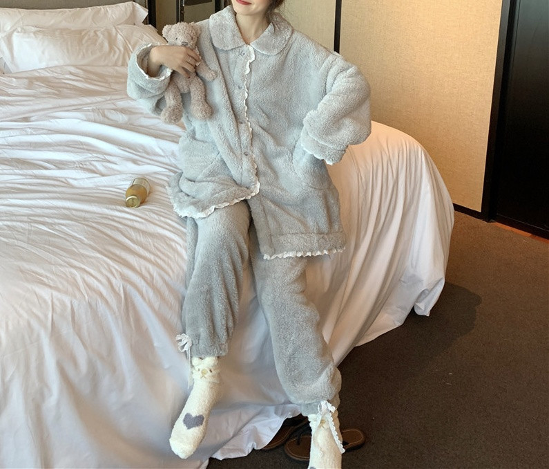 Pijamale de dama din pantaloni lungi si o bluza cu nasturi