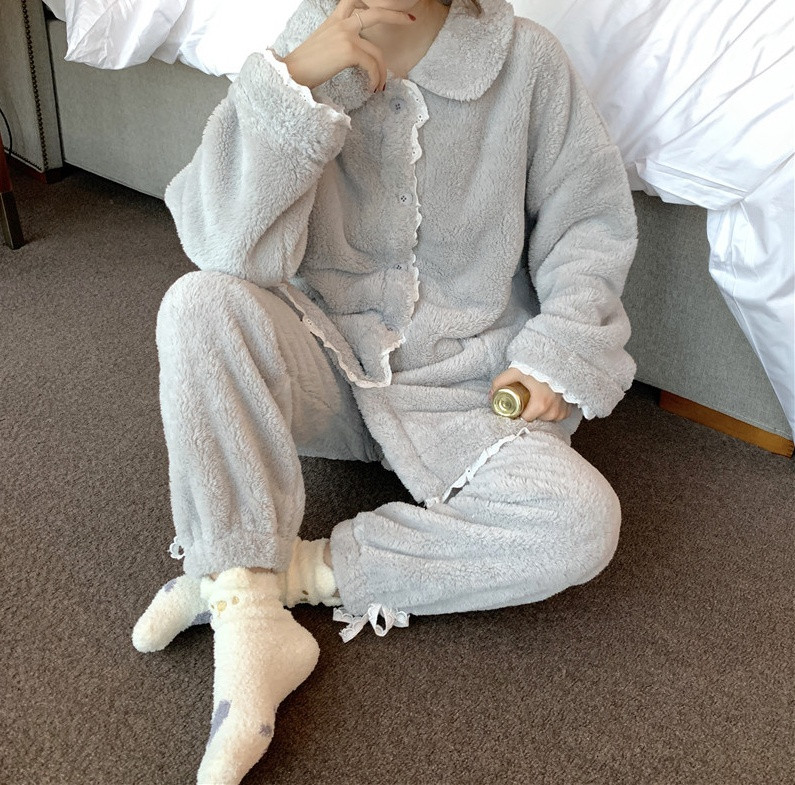 Pijamale de dama din pantaloni lungi si o bluza cu nasturi