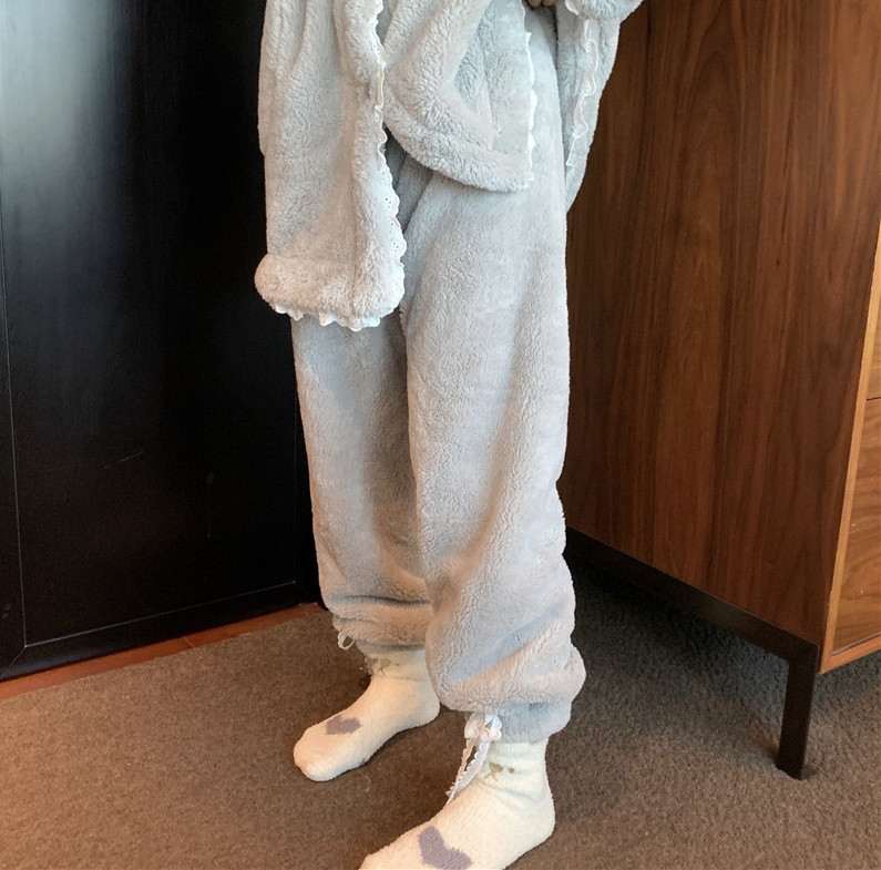 Pijamale de dama din pantaloni lungi si o bluza cu nasturi