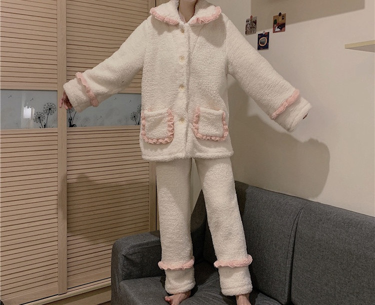 Дамска модерна пижама от дълъг панталон и блуза с копчета