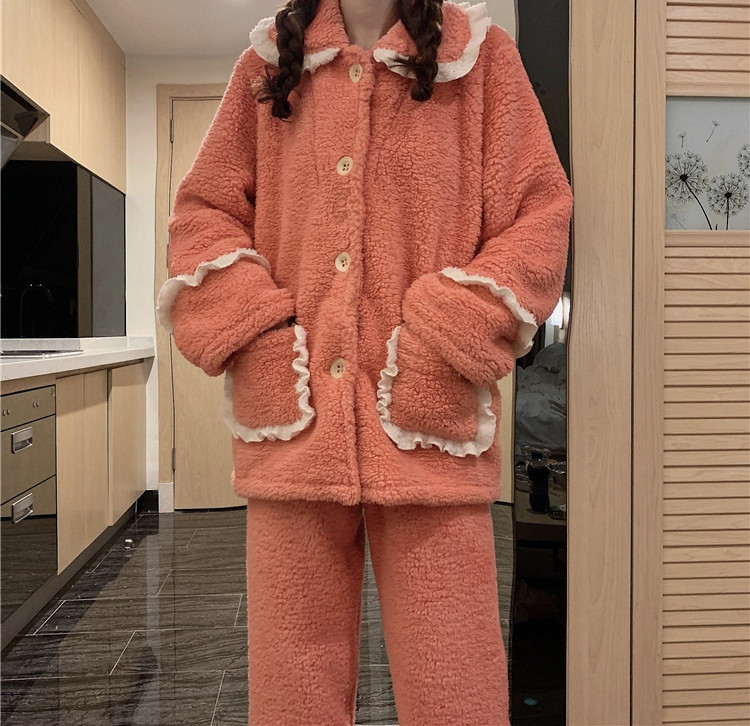 Дамска модерна пижама от дълъг панталон и блуза с копчета