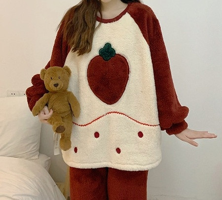 Pijamale de dama moderne model larg cu aplicatie