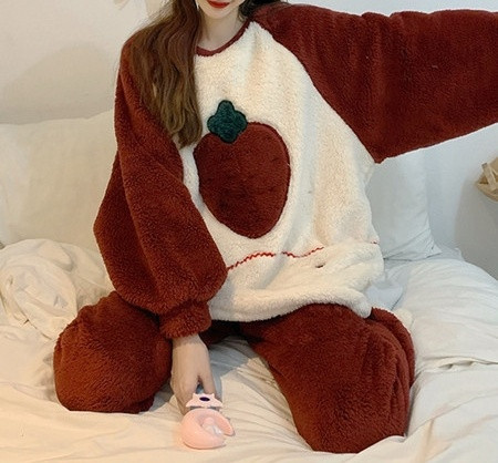 Pijamale de dama moderne model larg cu aplicatie