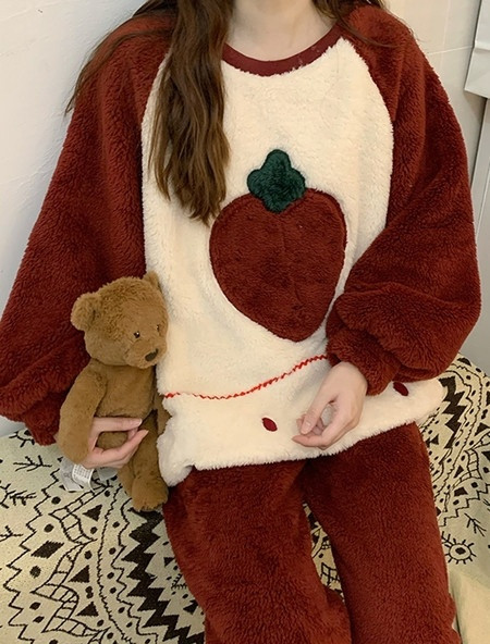 Pijamale de dama moderne model larg cu aplicatie