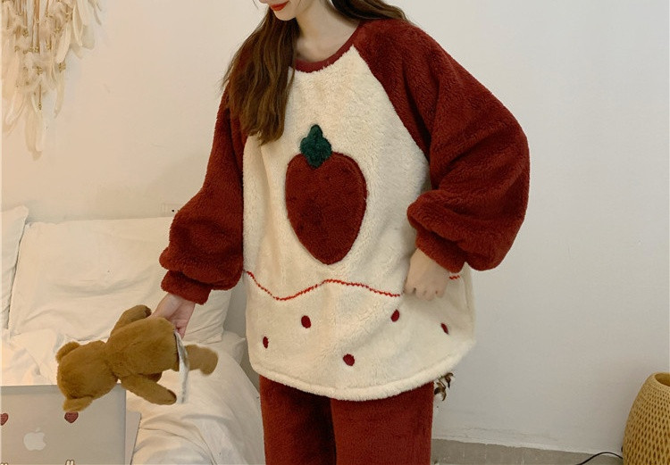 Pijamale de dama moderne model larg cu aplicatie