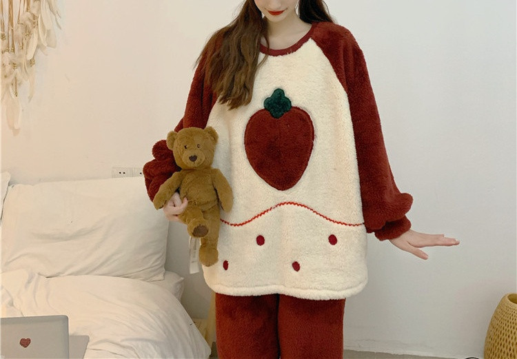 Pijamale de dama moderne model larg cu aplicatie